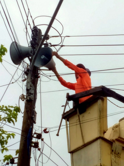 วันที่ 20 พฤษภาคม 2568 ดร.คุณากร อักษรพรมราช นายกองค์การบริหารส่วนตำบลโพนงาม มอบหมายให้เจ้าหน้าที่จากองค์การบริหารส่วนตำบลโพนงาม ลงพื้นที่ซ่อมแซมเสียงตามสายภายในบ้านหลักป้าย หมู่ 6 เพื่อบรรเทาความเดือดร้อนให้กับพี่น้องประชาชนในพื้นที่ดังกล่าว