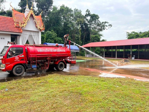 วันที่ 6 กันยายน 2569 ดร.คุณากร อักษรพรมราช นายกองค์การบริหารส่วนตำบลโพนงาม มอบหมายให้เจ้าหน้าที่องค์การบริหารส่วนตำบลโพนงาม ลงพื้นที่ดำเนินการฉีดล้างและทำความสะอาดพื้นบริเวณภายในวัดบ้านโนนสูง หมู่ที่ 8