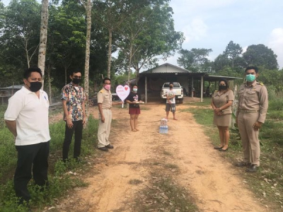 ผู้บริหารองค์การบริหารส่วนตำบลโพนงามเยี่ยมให้กำลังใจและมอบสิ่งของอุปโภคบริโภคนำ้ดื่มแก่พนักงานองค์การบริหารส่วนตำบลโพนงามที่กักตัวจากจากสถาการณ์โควิด-19