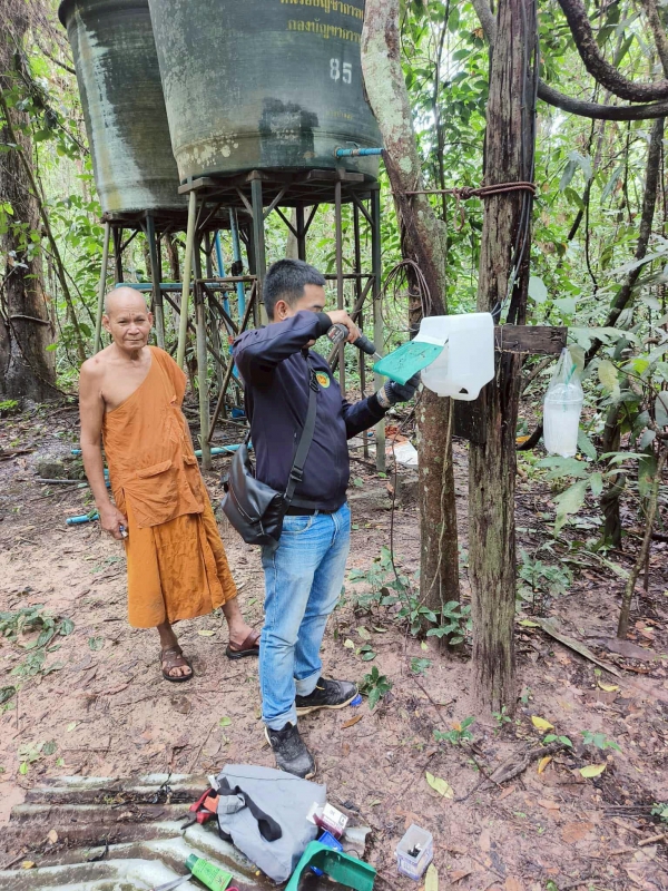 วันที่ 7 กรกฎาคม 2568 ดร.คุณากร อักษรพรมราช นายกองค์การบริหารส่วนตำบลโพนงาม มอบหมายให้เจ้าหน้าที่จากองค์การบริหารส่วนตำบลโพนงาม ลงพื้นที่ซ่อมแซมระบบน้ำประปาหมู่บ้าน ภายในบริเวณวัดโกศลนิวาส บ้านป่าสน หมู่ 5 เนื่องจากเกิดปัญหาระบบไฟฟ้าขัดข้อง
