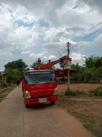 วันที่ 29 เมษายน 2568 ดร.คุณากร อักษรพรมราช นายกองค์การบริหารส่วนตำบลโพนงาม มอบหมายให้เจ้าหน้าที่จากองค์การบริหารส่วนตำบลโพนงาม ลงพื้นที่ติดตั้งโคมไฟฟ้าฟ้าส่องสว่างภายในบ้านสันติสุข หมู่ 10 เพื่อเพิ่มแสงสว่างให้กับคนในชุมชนและผู้ที่ใช้รถใช้ถนน