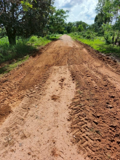 วันที่ 23 มิถุนายน 2568 ดร.คุณากร อักษรพรมราช นายกองค์การบริหารส่วนตำบลโพนงาม มอบหมายให้เจ้าหน้าที่องค์การบริหารส่วนตำบลโพนงาม ลงพื้นที่ซ่อมแซมปรับปรุงถนนบ้านโนนสูง หมู่ที่ 8 โดยใช้รถไถฟาร์มแทรกเตอร์แก้ไขปัญหาถนนชำรุด เป็นหลุม เป็นบ่อ